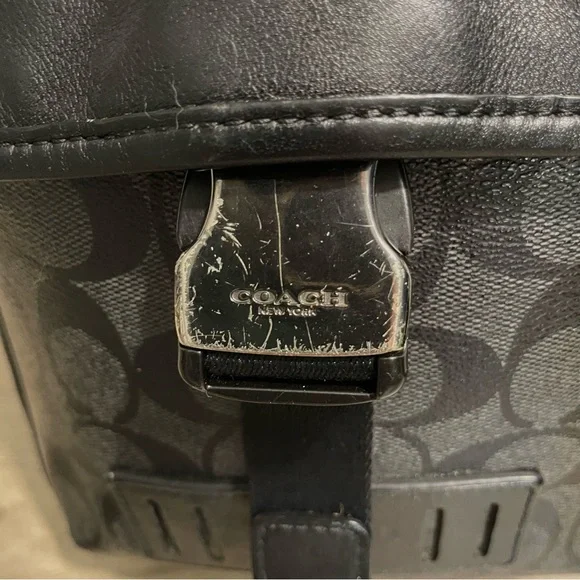 Amazon.com: COACH Charter Crossbody 24 in Signature Canvas  Men\'s COACH Black Leather SIGNATURE C Canvas CROSS--BODY Messenger CITY BAG main image 2